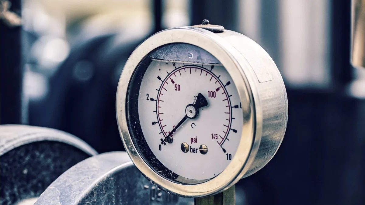 Medidor de pressão instalado em equipamento industrial